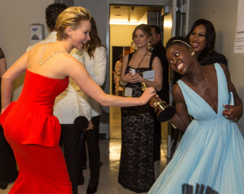 Jennifer Lawrence y Lupita Nyongo'o pelean el Oscar a la mejor actriz que ganó la mexico-keniana.