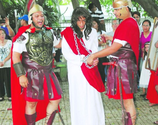 Hondureños recuerdan que Jesús murió por nosotros