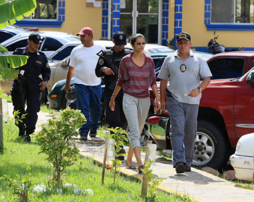 Detienen con 33,000 euros a ex reina de Honduras, Bélgica Suárez