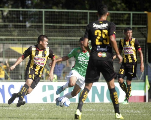 Kevin Espinoza durante el clasico Marathon vs Real EspaÃ±a , MarathÃ³n gana 1-0 el clÃ¡sico sampedrano al Real EspaÃ±a , torneo clausura 2015 , sabado 11 de abril Estadio Yankel Rosenthal .