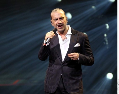 Alejandro Fernández acusado de provocar el pánico en un avión