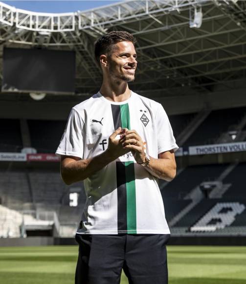 Julian Weigl regresa a su Alemania natal y lo hace al otro Borussia, al Mönchengladbach. Tras tres temporadas en el Benfica, vuelve a la liga en la que se consagró. Antes de su etapa portuguesa, el centrocampista alemán estuvo cinco temporadas en el Boussia Dortmund. Llega al Gladbach cedido hasta final de temporada.