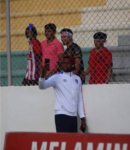 Yustin Arboleda mostró su lado humilde antes del partido y se tomó fotos con los aficionados del Olimpia.