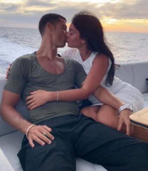 CR7 se vio asombrado por la fiesta que le organizó Georgina Rodríguez y esto provocó que el crack portugués de manera impensada le pidiera matrimonio a la modelo española.