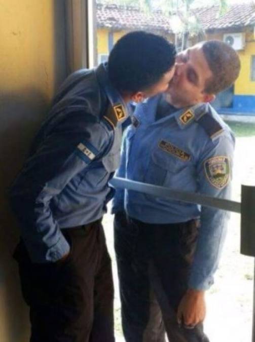 12. El beso apasionado de dos policías.<br/>En abril pasado, dos agentes de la Policía hondureña protagonizaron una escena romántica al darse un “apasionado beso” a través de una puerta de vidrio.<br/>Lo que pareció una simple broma que fue captada por un tercero se hizo viral en las redes sociales y fue motivo de bromas picantes y comentarios mordaces de los internautas.<br/>Luego del penoso incidente, el mando policial anunció medidas disciplinarias contra los dos involucrados y, a pesar de que el romántico beso no se concretó por la separación del vidrio, muchos lo consideraron impropio de dos policías.