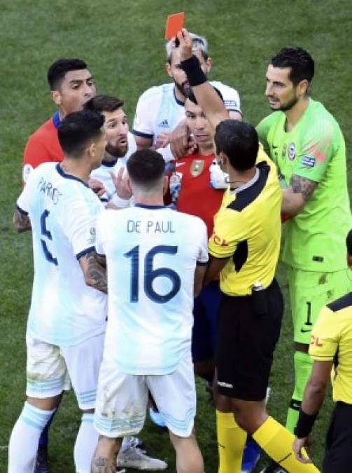 El árbitro paraguayo Mario Díaz expulsó a Gary Medel y a Messi tras la bronca. Foto AFP