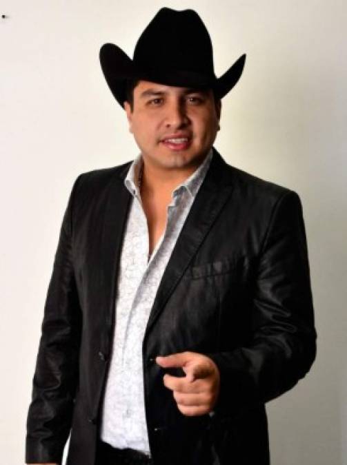 4. Julión Álvarez, uno de los intérpretes de regional más conocidos, fue parte de los miembros fundadores de la Banda MS. De 2003 a 2006, comenzó su carrera en la música con ellos. No obstante, Álvarez quiso hacer camino propio y a los pocos años los dejó para iniciar su trayectoria como solista.<br/>