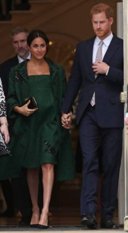 La futura mamá vistió toda de verde en una abrigo de Erdem, que combinó con un un vestido verde a juego y unos tacones negros Aquazzura.
