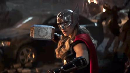 De cabello oscuro, bajita y figura estilizada, Natalie Portman luce como muchas cosas, menos como una divinidad nórdica. Que sea Mighty Thor, la nueva heroína de Marvel, destroce monstruos e invoque relámpagos con el martillo Mjölnir, le resulta divertido.
