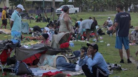Migrantes centroamericanos toman un descanso este sábado, en la comunidad de Ulapa, municipio de Acapetahua, en el estado de Chiapas.