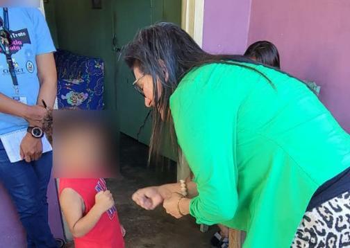 Sua Martínez, directora de la Cicesct, visita a víctimas rescatadas.