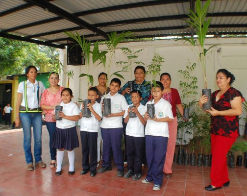 Inicia campaña 'Adopta un árbol” en centros educativos