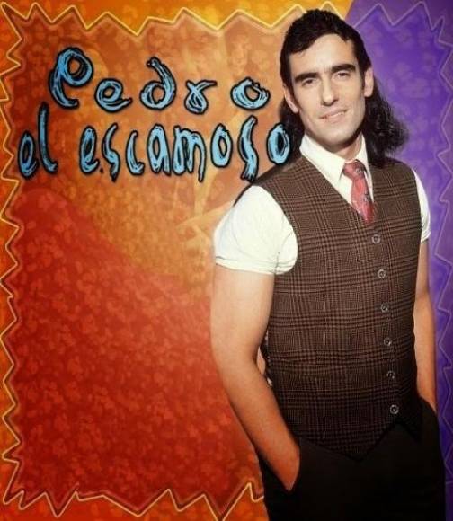 Pedro el Escamoso. El 19 de abril de 2001, la historia de Pedrito Coral, creada por Luis Felipe Salamanca y Dago García para Caracol Televisión, puso a bailar y a reír a los hogares colombianos. Protagonizada por Miguel Varoni y Sandra Reyes, la famosa novela emitió un total de 321 episodios que luego de un rotundo éxito.