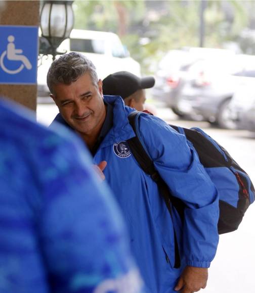 Diego Vázquez sonrió para los aficionados que recibieron al Motagua en el hotel de concentración.