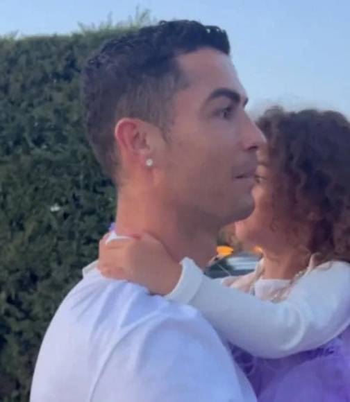 Cristiano Ronaldo se vio sorprendido por el impresionante regalo que le dio su amada Georgina Rodríguez. 