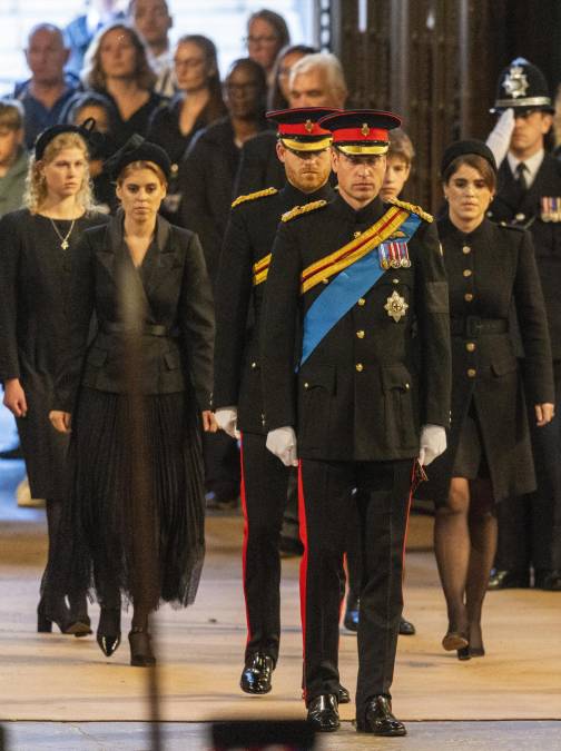 Junto a los dos hijos del rey Carlos III participaron en la ceremonia Peter Phillips y Zara Tindall, hijos de la princesa Ana; Beatriz y Eugenia, hijas del príncipe Andrés; y Luisa y Jacobo Windsor, hijos del príncipe Eduardo, quien presenció el acto como espectador.