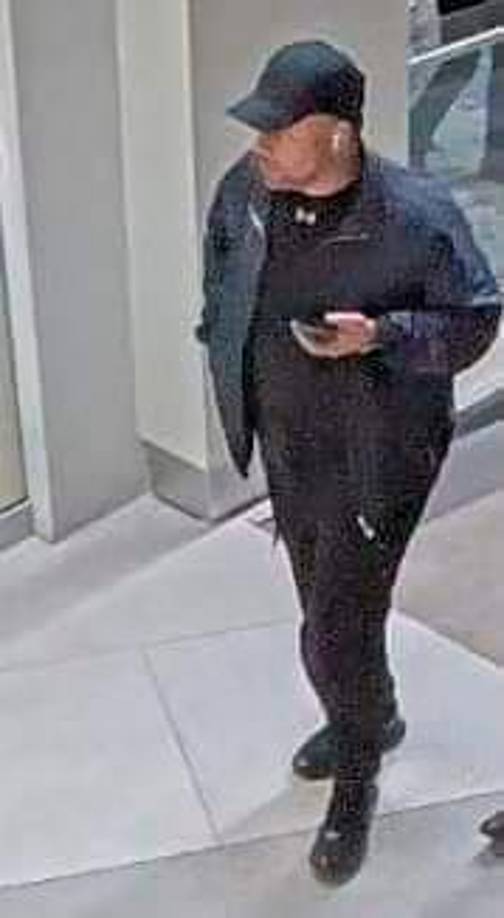 El funcionario agregó que Chávez fue bajado del avión por inconsistencias en su documentación, ya que pretendía viajar con dos pasaportes hacia Estados Unidos. 