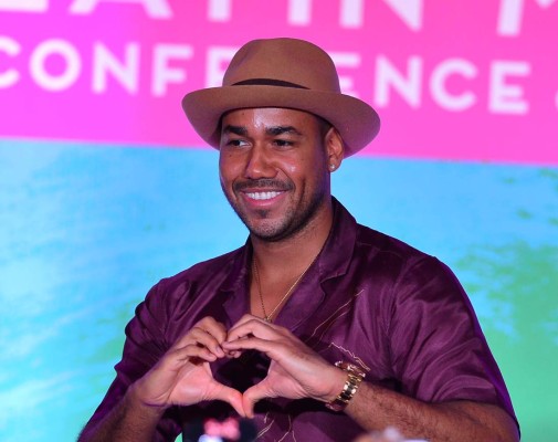 ¿Romeo Santos comprometido?