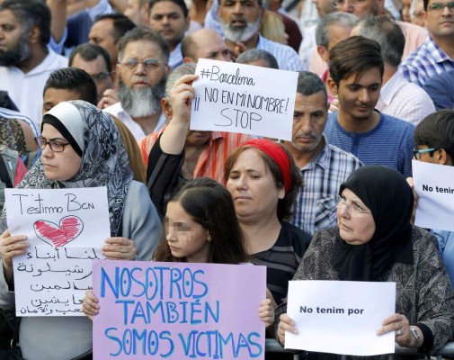 GRA313. BARCELONA, 21/08/2017.- Un momento de la concentración en la Plaza Catalunya de Barcelona con el lema 'La comunidad musulmana contra el terrorismo', en la que participan más de 140 entidades y asociaciones musulmanas de la ciudad y alrededores en repulsa por los atentados del jueves día 17 en la capital catalana y en Cambrils (Tarragona), en los que fallecieron 14 personas. EFE/Andreu Dalmau