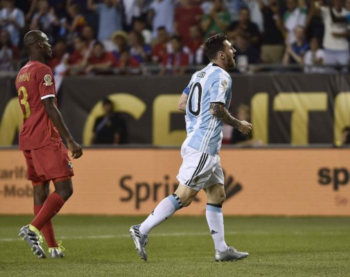 Iceland's forward Alfred Finnbogason (R) celebrates after scoring a goal during the Russia 2018 World Cup Group D football match between Argentina and Iceland at the Spartak Stadium in Moscow on June 16, 2018. / AFP PHOTO / Francisco LEONG / RESTRICTED TO EDITORIAL USE - NO MOBILE PUSH ALERTS/DOWNLOADS