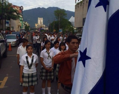 Rinden tributo a la Bandera Nacional en el inicio del mes patrio