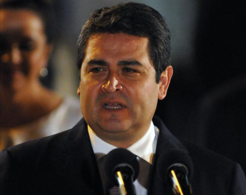 Presidente hondureño supervisa construcción de un helipuerto en isla Conejo