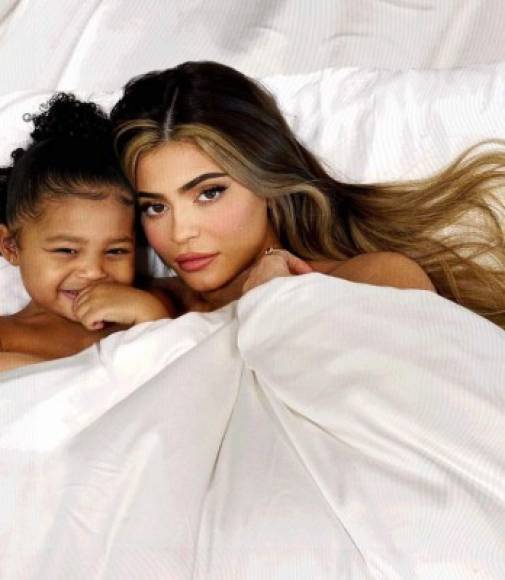 Las fotos muestran a la pequeña Stormi acurrucada en la cama con su madre, Kylie Jenner.