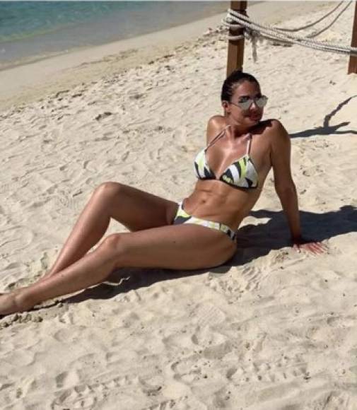 Helena Álvarez, presentadora en Canal 11, disfrutando de las playas de Roatán.