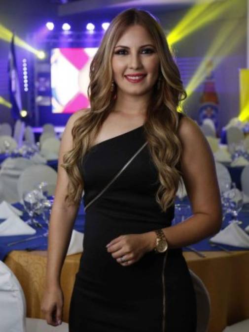 La hermosa periodista Jenny Fernández de Diario Diez fue premiada por su trayectoria.