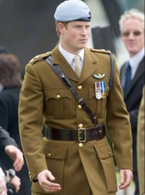 15. El príncipe fue retirado de la primera gira de la que iba a formar parte, debido a que el plan fue revelado a los medios a principios de 2007. Luego fue desplegado en secreto con las Fuerzas Canadienses ese mismo año.<br/><br/>16. El príncipe Harry recibió sus alas de mano de padre, el príncipe Carlos, en 2010 después de completar su entrenamiento de piloto. Su papel en Afganistán fue como copiloto / artillero.<br/><br/>17. Debido al éxito de su papel como teniente segundo, Harry recibió un ascenso en 2011 y se convirtió en capitán.<br/>