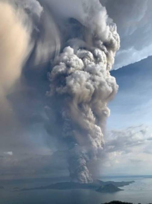 El director de Phivolcs, Renato Solidum, explicó este lunes en rueda de prensa que la fuente de lava no significa necesariamente que el volcán haya entrado en la fase de 'erupción explosiva peligrosa', aunque tampoco es una posibilidad descartable.<br/><br/>Phivolcs subió el domingo de manera escalonada la alerta del nivel 1 al 4, en una escala de 5, después de que se intensificara la actividad en el cráter de origen freático y se generara una erupción de humo de hasta 10 kilómetros de altura.<br/>