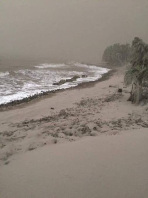 El viernes en la tarde ya habían sido evacuadas todas las personas que habitan en la zona roja de riesgos a áreas más seguras, informó la agencia de manejo de desastres.<br/><br/>Las compañías Royal Caribbean International y Celebrity Cruises dijeron en un comunicado que están enviando dos barcos para ayudar en las tareas de evacuación. <br/><br/>Gonsalves explicó que otros dos barcos de la compañía Carnival también estaban en camino.