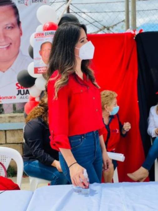 Xiomara, Pichu, Zelaya, quien siempre luce jeans y camisa roja insigne de su partido con los años se le ha visto más guapa y elegante.