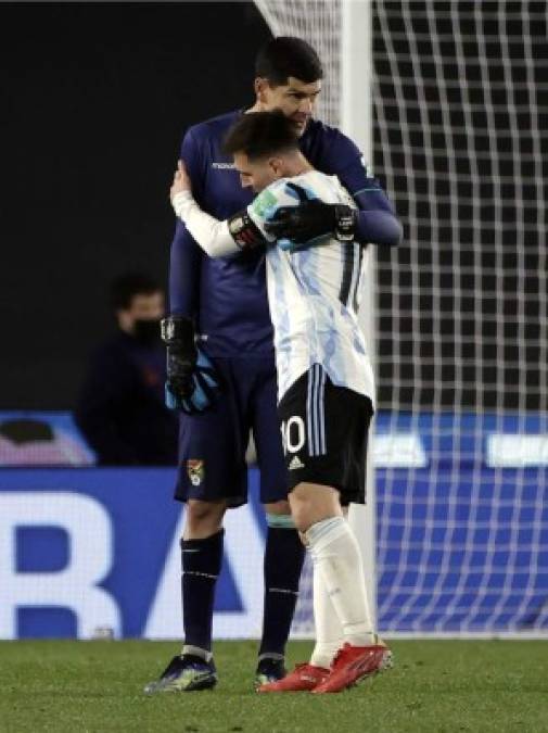 Messi y el tremendo abrazo que se dio con el portero boliviano Carlos Lampe, quien encajó tres goles del astro argentino.