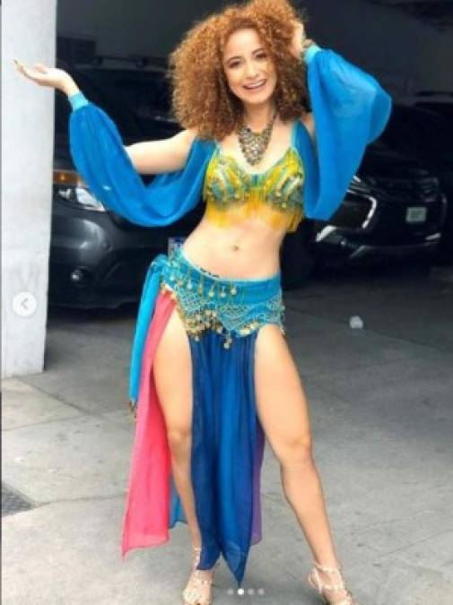La presentadora Mayra Tercero robó suspiros con su disfraz luciendo como una gitana.