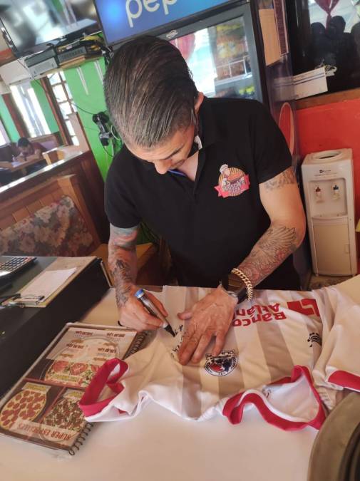 A la pizzería llegan muchos aficionados del Olimpia a pedirle autógrafos a Ramiro Bruschi.