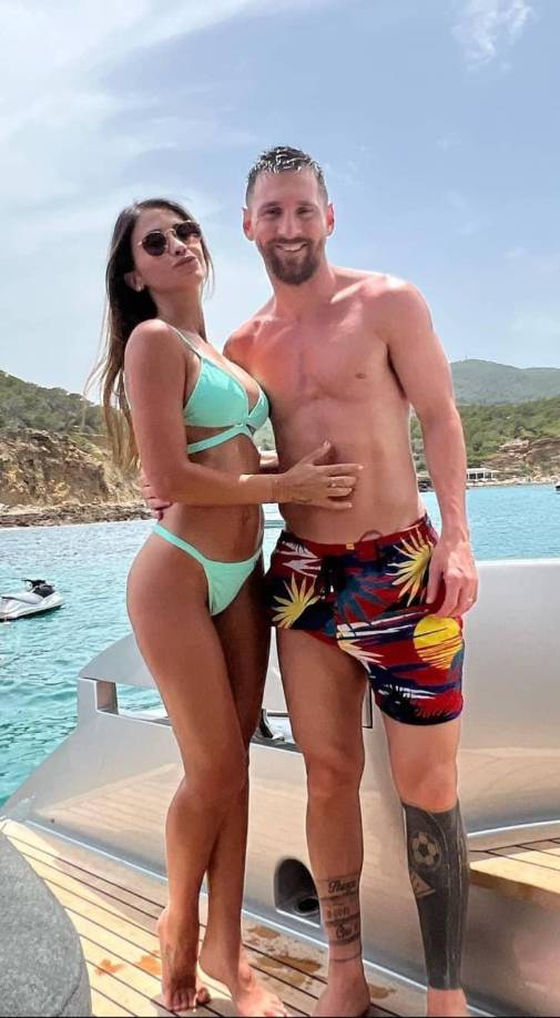 Lionel Messi y Antonela Roccuzzo pasan las vacaciones en las playas de Ibiza, en España.