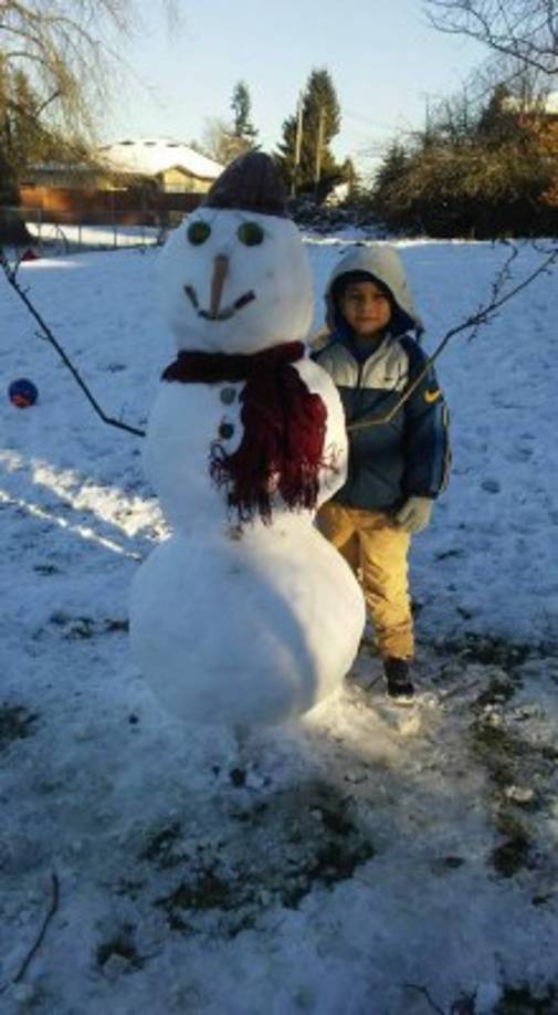 Glenda Guerra muestra a este pequeño con su muñeco de nieve en Seattle.