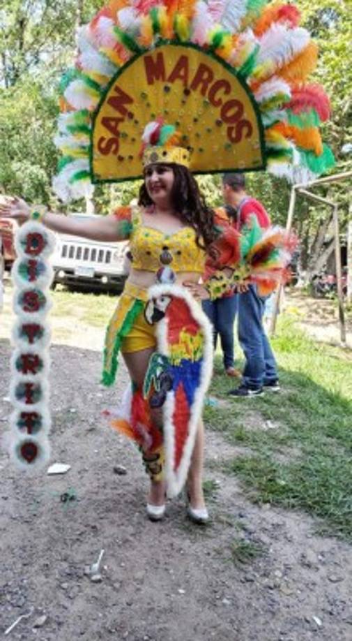 La maestra representante de San Marcos posando con su colorido traje.