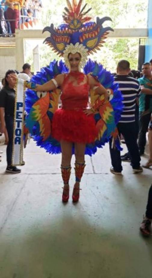 El rojo fue uno de los colores que más predominó en los trajes. La maestra representante de Petoa posa con su traje típico.