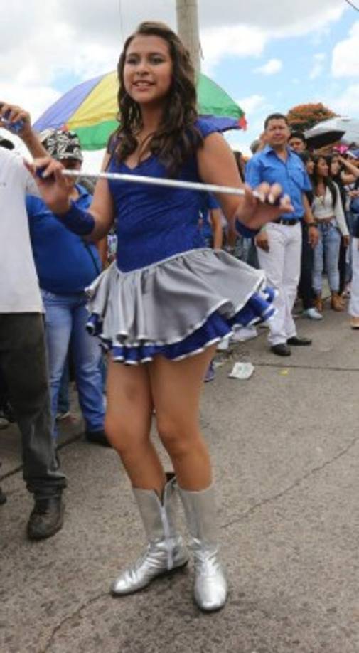 Una bella capitalina lució un traje azul con plateado.