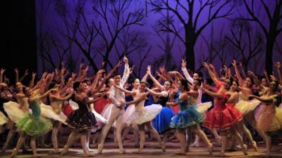 Entre ocurrentes escenas teatrales y energéticos bailes, los alumnos del CCI protagonizaron una velada llena de talento y visualmente atractiva por sus coloridos vestuarios.