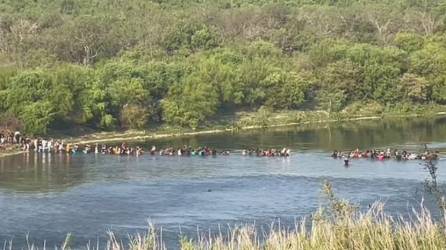 Cientos de migrantes fueron captados este miércoles cruzando el Río Bravo para ingresar ilegalmente a Estados Unidos evidenciando la crisis migratoria en la frontera sur del país norteamericano.