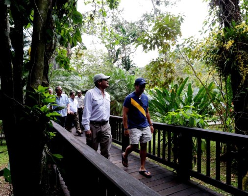 Juan Orlando Hernández busca evitar el cierre de Pico Bonito Lodge