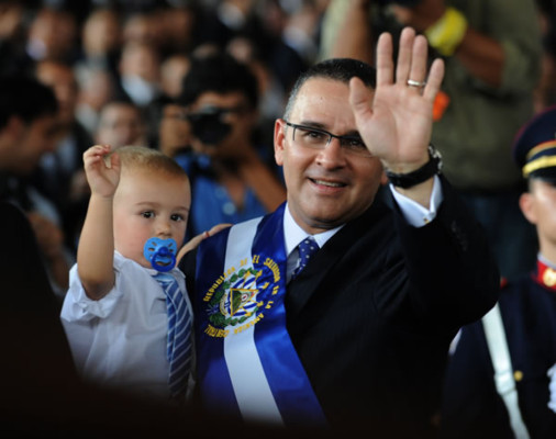 Mauricio Funes restablece relaciones con Cuba
