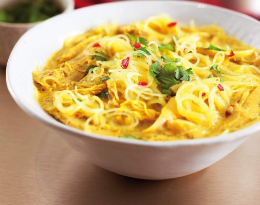 Fideos con coco y pollo