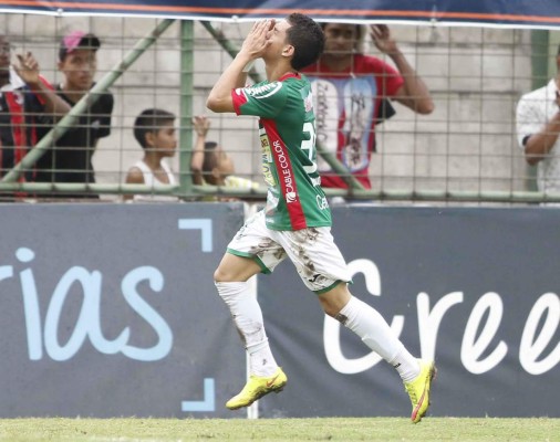 Hermano menor de Mario Berríos debuta con golazo en el Marathón