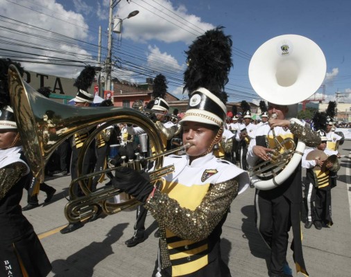 Algarabía, aplausos y fervor cívico inundan Tegucigalpa