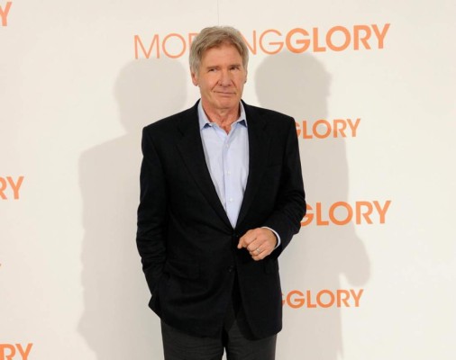 Harrison Ford fue dado de alta; al actor se le vio en un carro