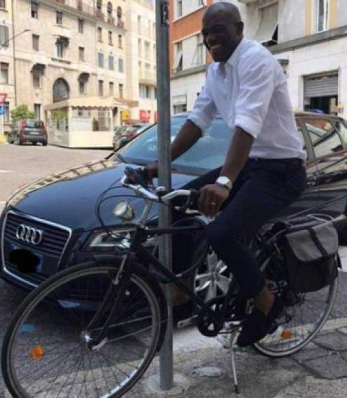 David Suazo no olvida sus raíces y hasta ha presumido en las calles de Italia andar en bicicleta.
